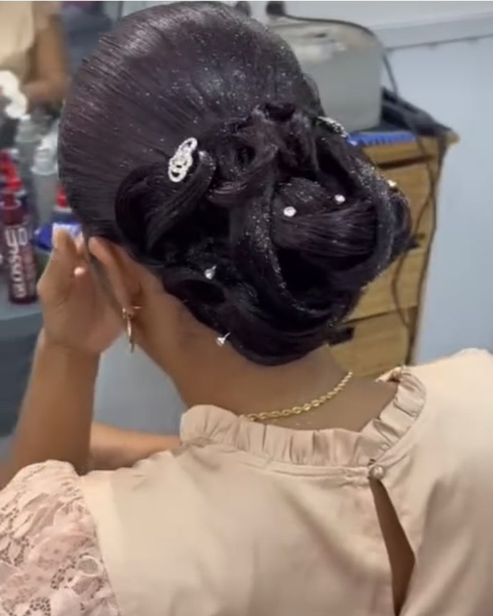 Chignon travaillé avec boucles et bijoux réalisé chez Ciseaux d'Or