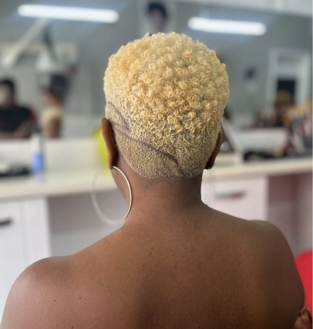 Coupe courte blonde avec dessin capillaire vue de dos, Ciseaux d'Or