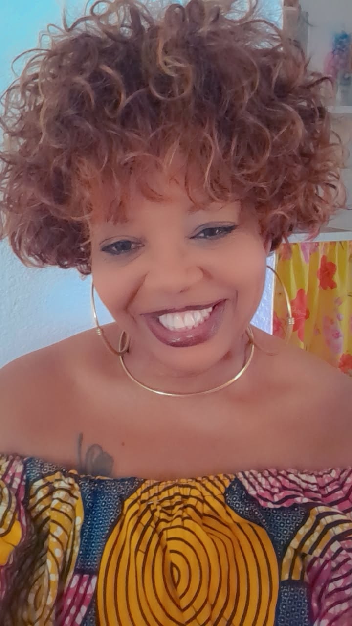 Hélène, coiffeuse experte en tissage et pose au salon Ciseaux d'Or