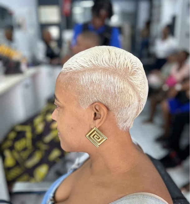 Coupe courte blonde vue de profil réalisée chez Ciseaux d'Or