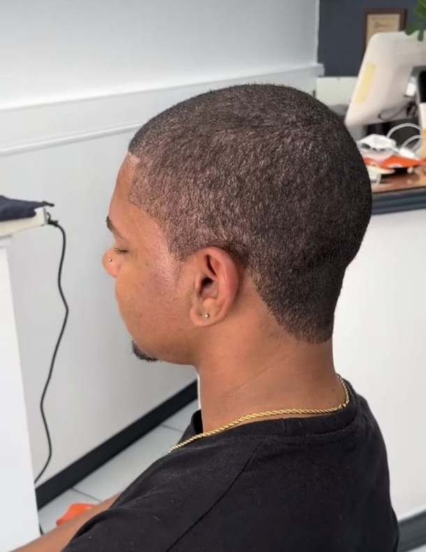 Coupe courte homme vue de profil avec ligne nette, Ciseaux d'Or