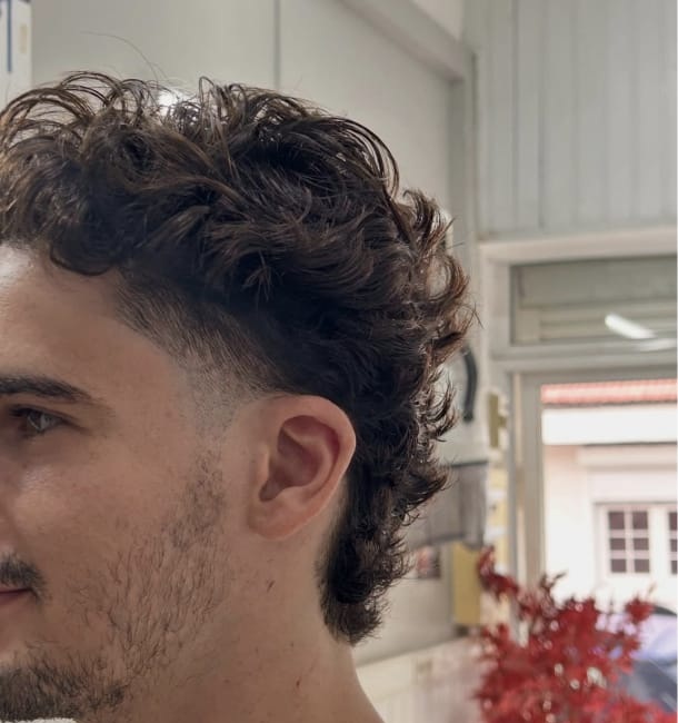 Détail d'une coupe homme bouclée réalisée chez Ciseaux d'Or