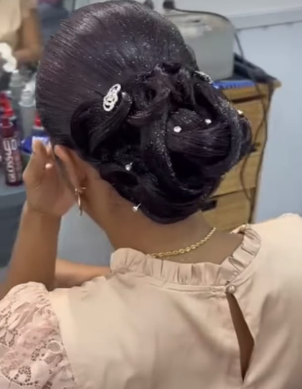 Chignon de mariage orné de bijoux vu de dos, Ciseaux d'Or