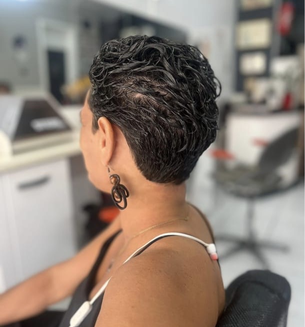 Coupe courte bouclée vue de dos réalisée chez Ciseaux d'Or
