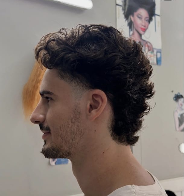 Coupe homme bouclée avec dégradé réalisée chez Ciseaux d'Or