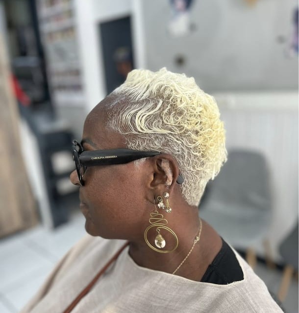 Détail d'une coupe courte blond platine réalisée chez Ciseaux d'Or
