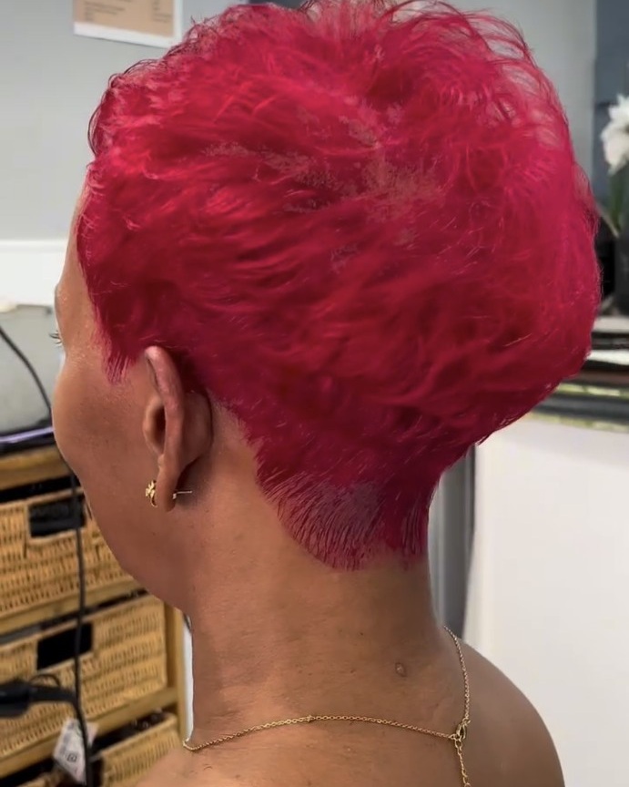 Coupe courte rouge intense réalisée chez Ciseaux d'Or
