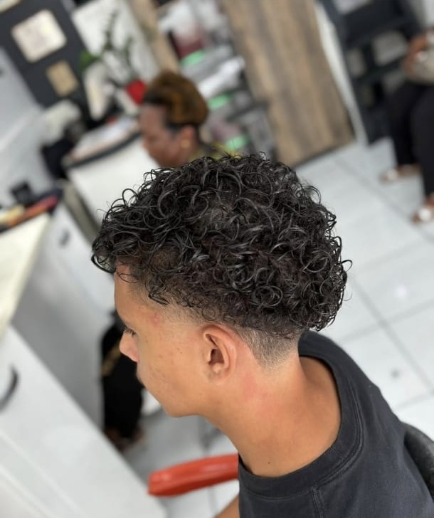 Coupe homme bouclée avec dégradé net réalisée chez Ciseaux d'Or