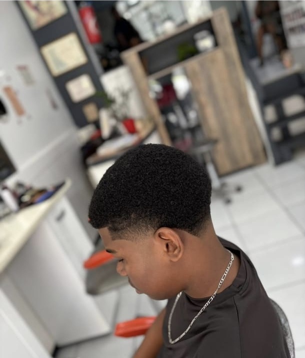 Coupe garçon avec contours nets réalisée chez Ciseaux d'Or