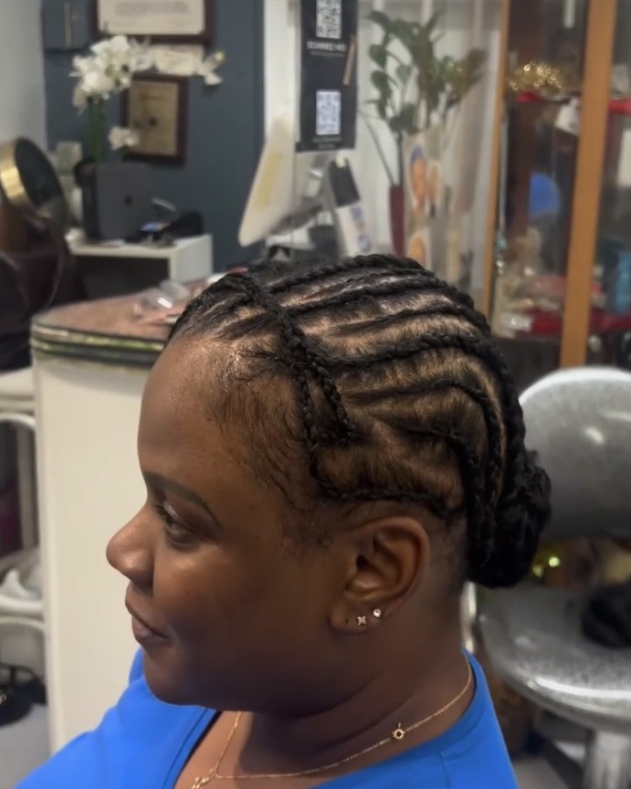 Tresses plaquées attachées en chignon réalisées chez Ciseaux d'Or