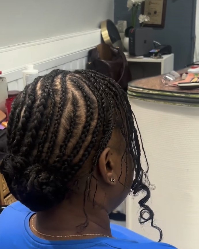 Tresses courbes relevées en chignon réalisées chez Ciseaux d'Or
