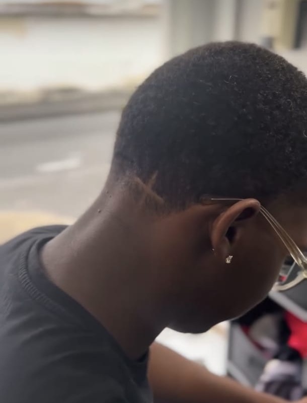 Détail d'une coupe afro avec dessin capillaire, Ciseaux d'Or