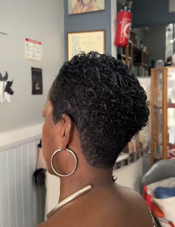 Coupe courte femme bouclée définie réalisée chez Ciseaux d'Or