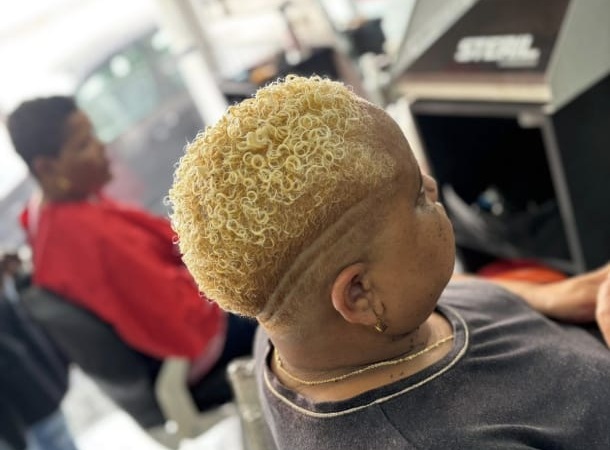 Coupe courte blonde bouclée avec dessin capillaire, Ciseaux d'Or
