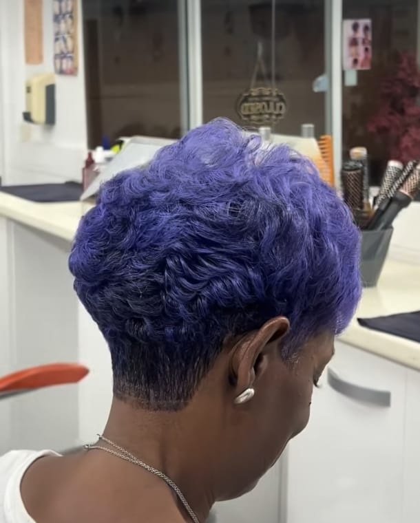Coupe courte violette vue de dos réalisée chez Ciseaux d'Or